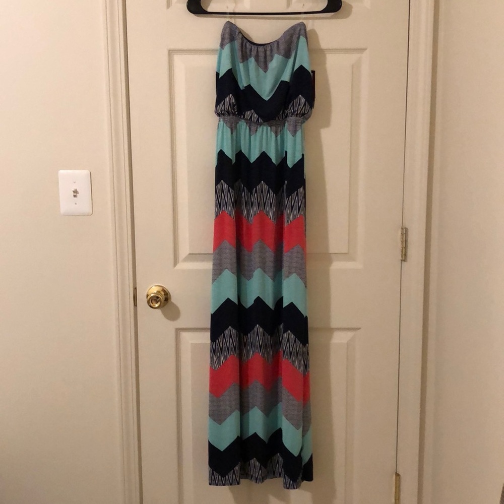 Absolutely gorgeous sleeveless dress !